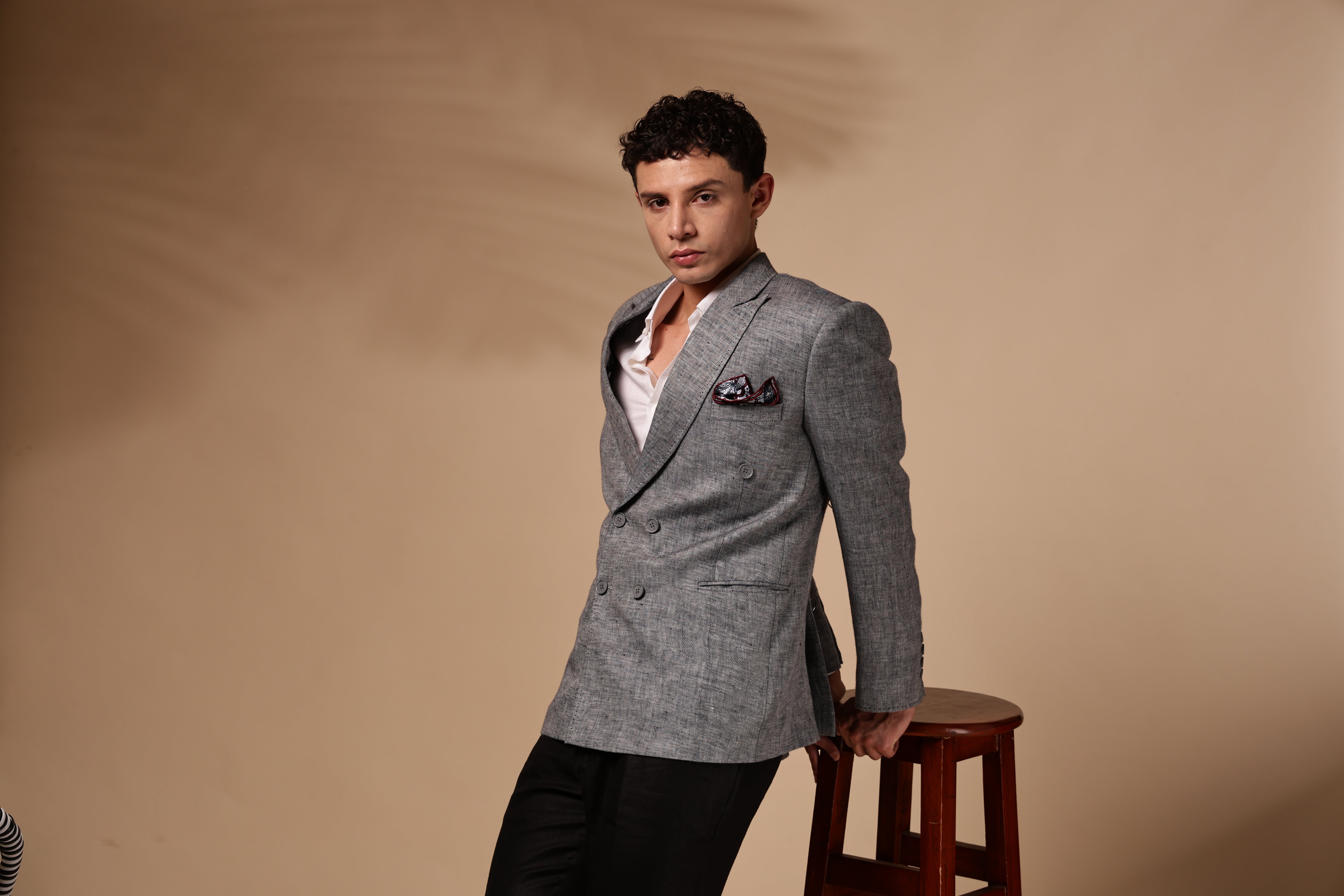 The grey linen double-breasted blazer